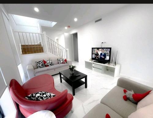 Luxury New 5 Bedroom 3 Bathroom+ Study/ Back Yd