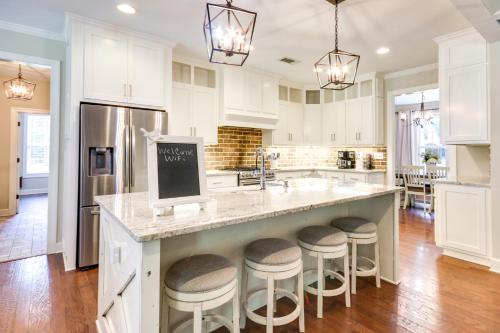 Stylish Hephzibah Home with Fire Pit and Theater Room! in โอลด์ ซาแวนนาห์