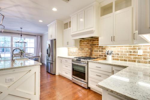 Stylish Hephzibah Home with Fire Pit and Theater Room! in โอลด์ ซาแวนนาห์