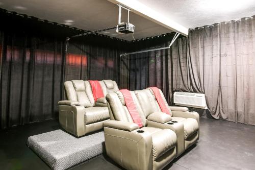 Stylish Hephzibah Home with Fire Pit and Theater Room! in โอลด์ ซาแวนนาห์