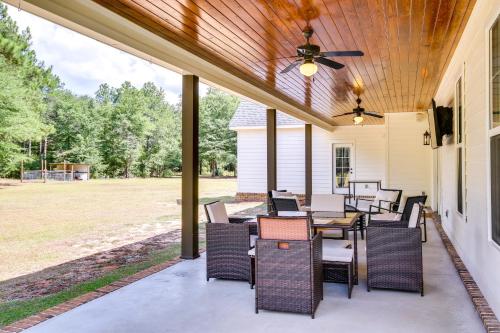 Stylish Hephzibah Home with Fire Pit and Theater Room! in โอลด์ ซาแวนนาห์