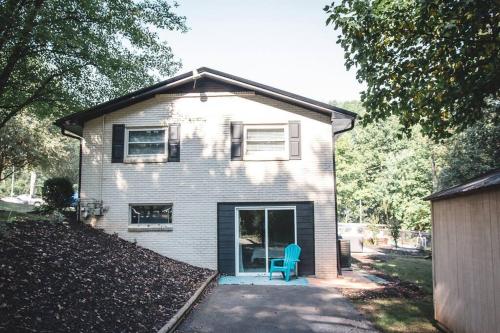 The Retreat with Private Pool and Hot Tub! in Hickory, USA