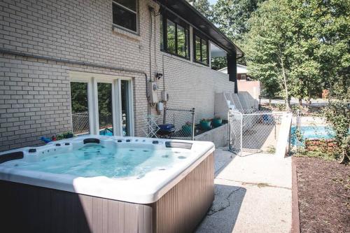 The Retreat with Private Pool and Hot Tub! in Hickory, USA