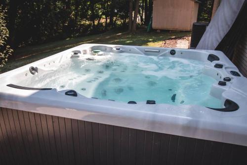 The Retreat with Private Pool and Hot Tub! in Hickory, USA