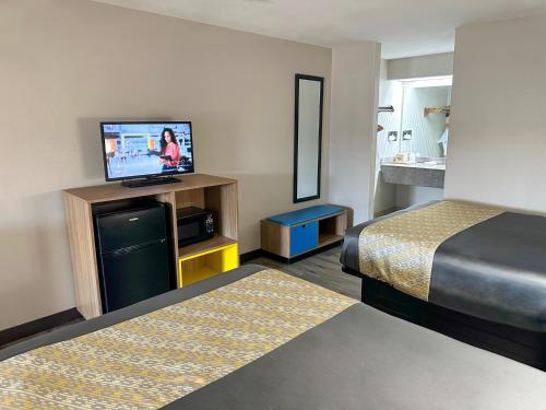 Days Inn & Suites by Wyndham Opelousas