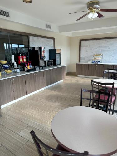 Days Inn & Suites by Wyndham Opelousas