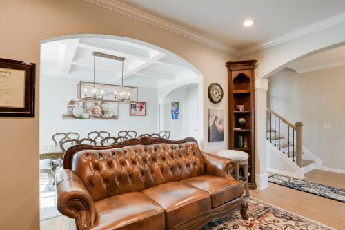 Greer Family Home with Library, Sunroom and Backyard! in Duncan, USA