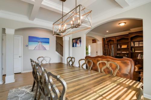 Greer Family Home with Library, Sunroom and Backyard! in Duncan, USA