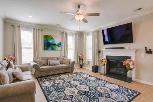 Greer Family Home with Library, Sunroom and Backyard! in Duncan, USA