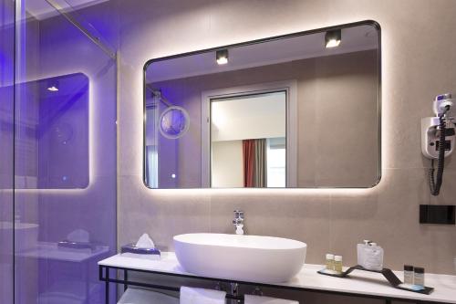 Small Double Room image 3