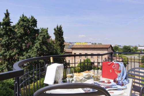 Maranello Palace Ideally located in the prime touristic area of Maranello, Maranello Palace promises a relaxing and wonderful visit. The hotel offers guests a range of services and amenities designed to provide comfor