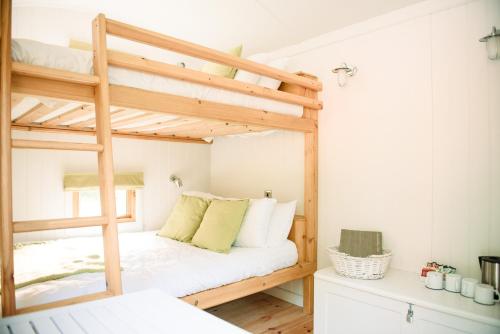 1 double bed, 2 twin beds