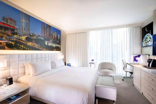 Deluxe King Room - Mobility Accessible room in HALL Arts Hotel Dallas Autograph Collection
