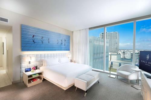 Junior King Suite room in HALL Arts Hotel Dallas Autograph Collection