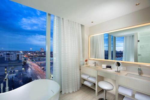 Junior King Suite image 3
