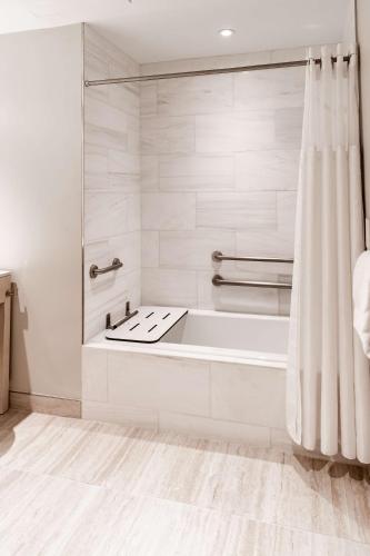 Deluxe King Room - Mobility Accessible image 5