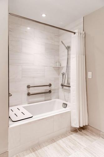 Deluxe King Room - Mobility Accessible image 7