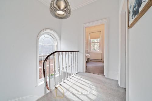 Lodge Living by Lawsons with Parking, Windsor (photo 2)
