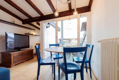 Loft Artigianale: design in Legno e Terrazzo Panoramico su Milano