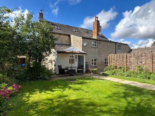 Cosy Cotswold Cottage with garden Quenington near Bibury