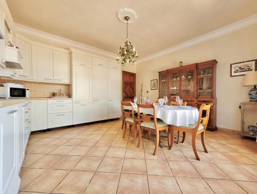 Casa Irlanda Deluxe Apartment - Tap to explore photos