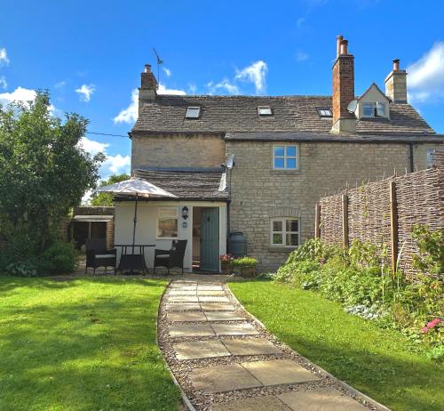 Cosy Cotswold Cottage with garden Quenington near Bibury