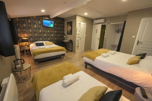 2 double beds, 1 twin bed