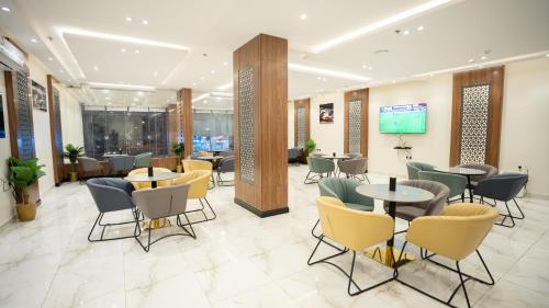 Étterem, البرج الأزرق للشقق الفندقية - Blue Tower Hotel Apartments (البرج الأزرق للشقق الفندقية - Blue Tower Hotel Apartments) in Al Aziziyah