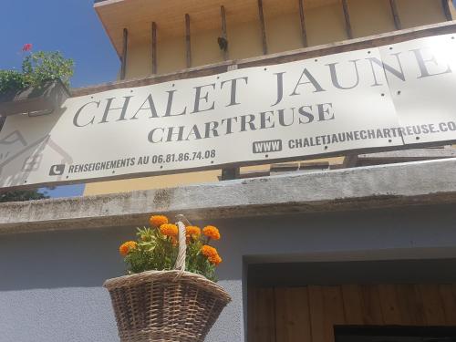 Chalet Jaune PINEA in Sarcenas