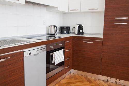 2B Pechackova family apartment with balcony by the river - image 8