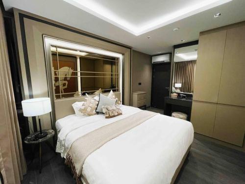 Erawan Luxury 2B2B Condo (2卧室豪华公寓古城中心)