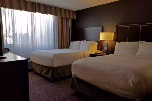 Cozy Unit at the Heart of Disneyland Holiday Inn Hotel