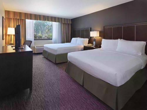 Cozy Unit at the Heart of Disneyland Holiday Inn Hotel