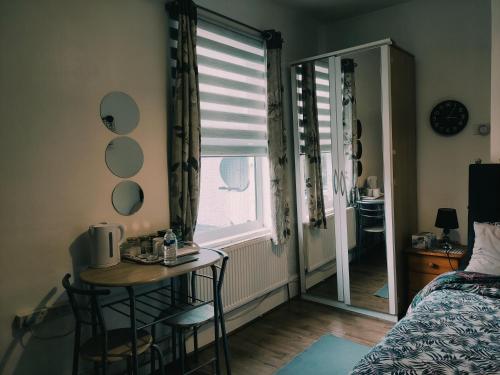 Spacious Rooms - London Zone 2, London