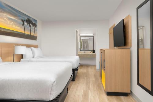 Days Inn by Wyndham Lake City I-75 - image 9