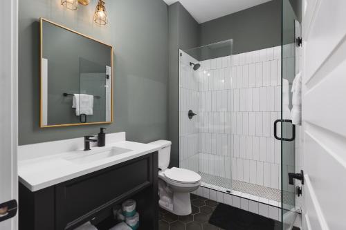 Chic and Cozy Designer Condo 3 Miles to Downtown in Nashville, USA