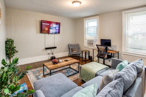 3BR Home with In-Unit Laundry, Parking, Sound Bar in Rochester, USA