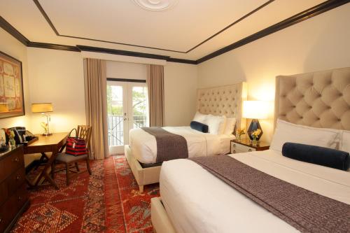 2 queen beds