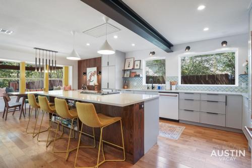 EV Ready Chic WFH Oasis Covered Patio and Pets Ok in Austin, USA