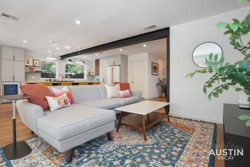EV Ready Chic WFH Oasis Covered Patio and Pets Ok in Austin, USA