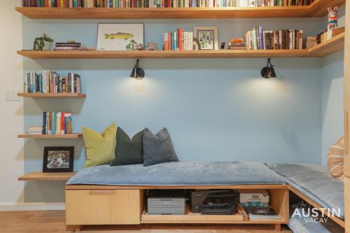 EV Ready Chic WFH Oasis Covered Patio and Pets Ok in Austin, USA