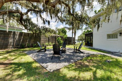 Cozy Lakefront Clermont Retreat with Fire Pit!