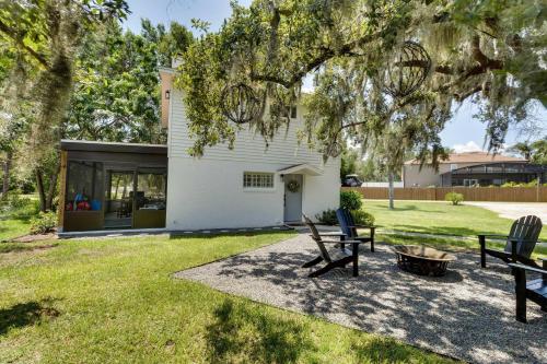 Cozy Lakefront Clermont Retreat with Fire Pit!