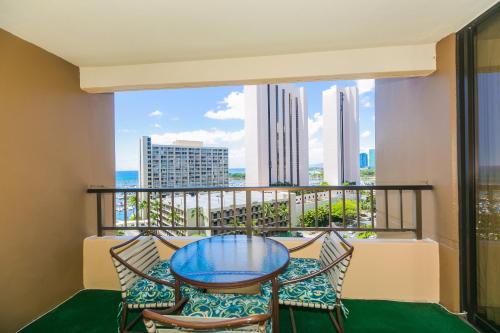 One Bedroom Condos with Lanai near Ala Wai Harbor - Perfect for 2 Guests