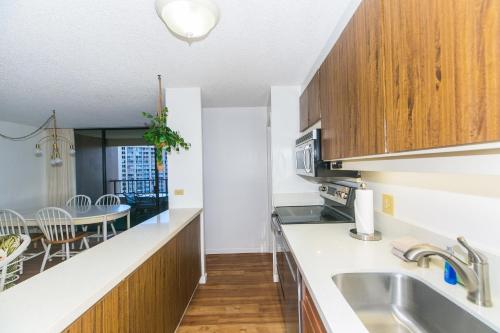One Bedroom Condos with Lanai near Ala Wai Harbor - Perfect for 2 Guests