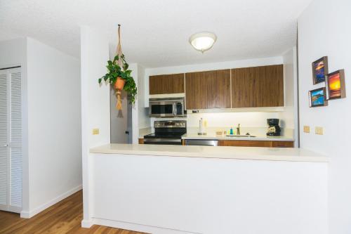 One Bedroom Condos with Lanai near Ala Wai Harbor - Perfect for 2 Guests