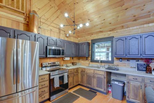 Peaceful Whitley City Cabin on 10 Wooded Acres! in Whitley City, USA