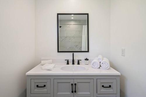Private, Serene Hollywood Hills Home in Los Angeles, USA