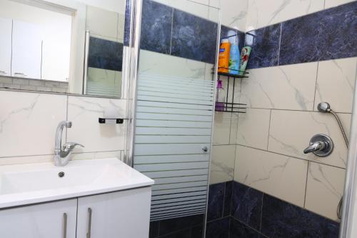 淋浴間, דירת אירוח vip רק 5 דקות נסיעה מהים חלום של מקום in 艾殊科隆