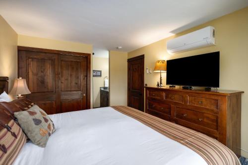 Three-Bedroom Apartment room in Bear Claw 408 - True Ski-in Ski-out Access Slope Views & Winter Shuttle!